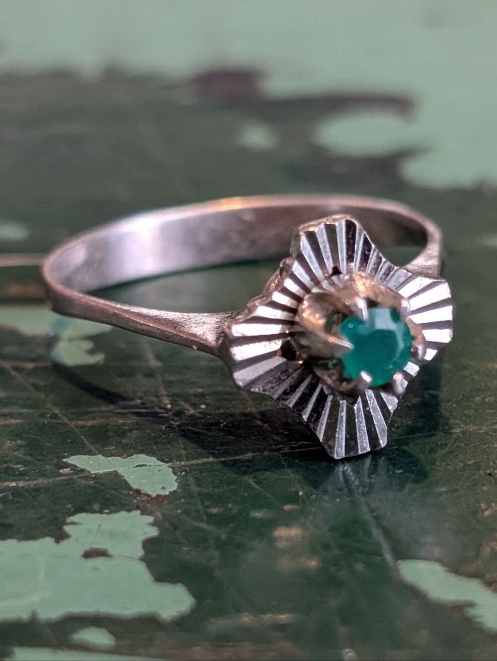 Vintage 60's Mid Century Sunburst Fan Motif Ring With Green Stone Sz 7 Neat!